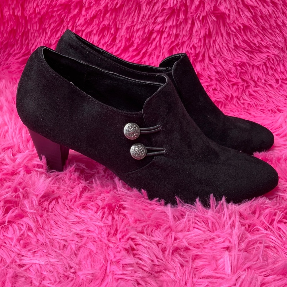 Rialto suede look button detail shoes (shoeties) in black size 9.5
